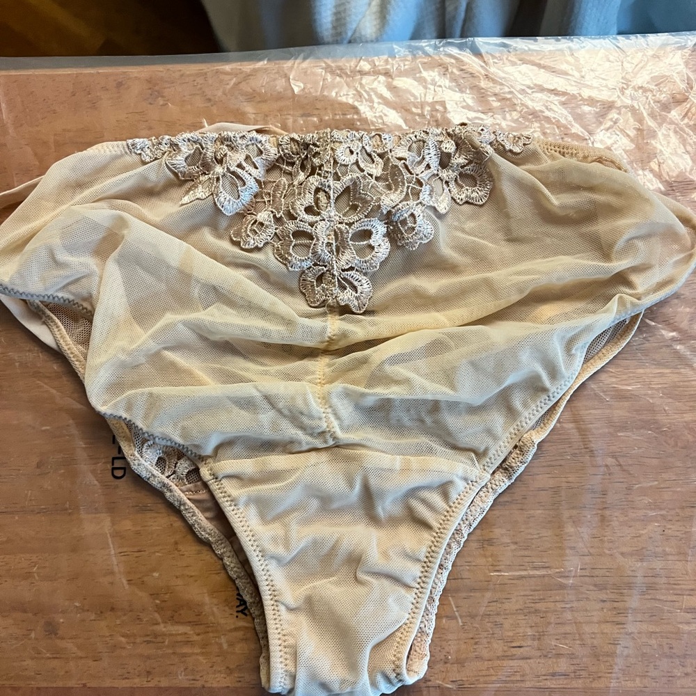 Elegant Lace Women's Panties in Cream - Picture 5 of 5